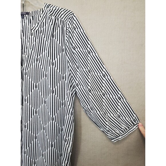 NYDJ Black/White Geo Print Pleated Back 3/4 Sleeve Button-Up Blouse Size Large - Picture 2 of 5
